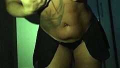 morena dançando sensualizando