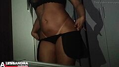 morena dançando sensualizando