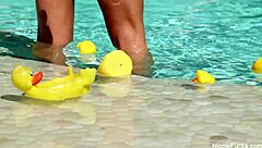 Nicole Aniston și Alix Lynx se joacă cu țâțele mari. Vrei să intri în joc?