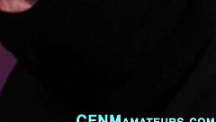 Busty europeisk blondin runkar kuk i CFNM verklighet