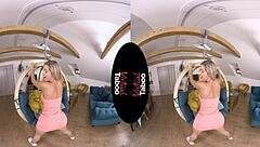 הכוס המגולחת של הבלונדינית מוכנה לאורגזמה במאוננות POV?