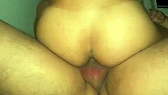 Hey, bu twink o yaramaz büyük sikin üstünde derin oturuyor! 😉