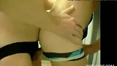 راجل على الكام يفرك زبه وياخذ مص