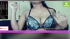 Fan, heta Janu drar av sig bh:n och visar upp de stora brösten!