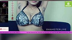 Fan, heta Janu drar av sig bh:n och visar upp de stora brösten!