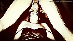 Payer avec une gorge profonde et prendre profond dans une scène vintage