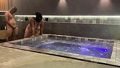 아름다운 브루넷 뒤에서 잡고 보지 세게 핥아 비명 지르게