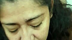 Latin karısı yakın çekim sakso çekip kocasının üstünde zıplıyor