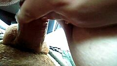 Entot penuh gairah dengan Sthepany di mobil