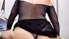 Kirli orospu sigara içip soyunurken iç çamaşırı ve dildoyla tahrik et