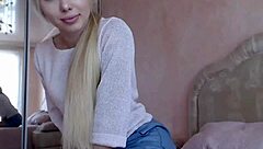 Pretty blonde teen fingering her pussy 😘