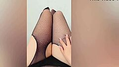 ساقي فتاة 18+ شابة تتوق لمسة يدين قويتين تؤدي إلى ذروة فاخرة