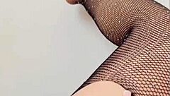 ساقي فتاة 18+ شابة تتوق لمسة يدين قويتين تؤدي إلى ذروة فاخرة