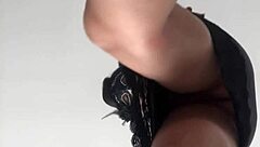 amateur fétichisme pieds, a giantess shows her pussy and crushes you on vends-ta-culotte.com 😍