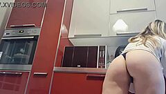 loira limpando casa so de calcinha masturbando