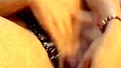 おいしい座ったレズビアン、マンコオナニーで口に中出し