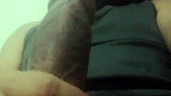 このデカいラテン系チンポをシゴいてるよ、すごく信じられないほど怪物みたい