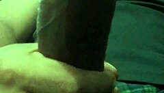 このデカいラテン系チンポをシゴいてるよ、すごく信じられないほど怪物みたい