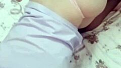 Mi nueva novia asiática en medias negras me calienta, su culo ideal para perrito