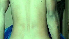 게이 남자가 자신의 엉덩이를 격렬하게 박아