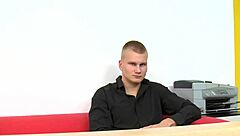 Heta gaykillar i intensiva porrscener med kukaction