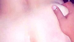 ¡Wow, esta latina madura cachonda ama lamer coño tanto 😍!