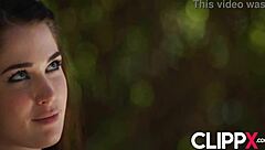 公園で知らないロビー・エコーとエヴリン・クレアに出会って熱いセックス😜