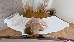 Rebecca Black pilih antara berus solek atau kote sebenar dalam scene realiti