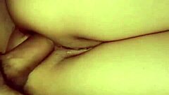 Neukt zijn Mexicaanse studente vriendin anaal, ze schrikt maar geniet van zijn pik in haar kont, homemade!