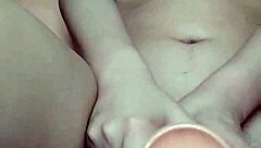 아시안 밀프가 거대한 장난감으로 좁은 틈 깊숙이 넣어