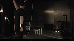 Ağzı tıpalı deri cezası altında aşırı sikilen bağlama kızı