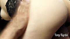 Hey, what's the secret behind that pole dance in Contos do Proibido Ep 2 with Tony Tigrão and Teh Angel?