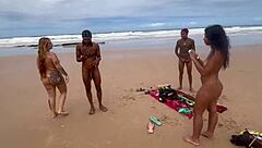 Fudendo a Gostosa na Praia com Todo Mundo Vendo, What a Wild Public Show with Stunning Latina