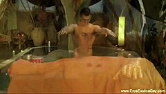 Aku suka relaks pasangan gay dengan urut batang besar