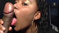 Geile Dickarsch hebt die Tasse