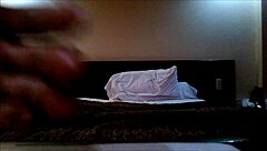 Gay che esplorano relazioni in vari contesti