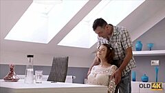 Bătrânul domn înțelept seduce o fată tânără frumoasă pentru distracție interzisă. Diferența de vârstă aprinde chimie sălbatică!