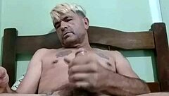 Cítím nutkání vytrysknout zblízka.