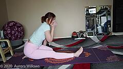 Pelajaran Yoga dengan Amatur Brunet Cantik Fokus Pantat dan Memek dalam Sesi Fetish Seksi