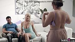 Hé, nézd, ahogy hatalmas cicis milf szobalány Natasha Nice takarít egy kanos párnak