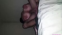 Kız arkadaşım yabancıya mükemmel cowgirl binerek sikiyor 😈