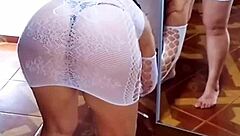 Sensuele BBW slet trekt witte catsuit en zwarte slip uit in POV striptease