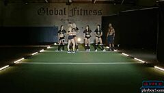 섹시 흑인 틴이 힘든 프리시즌 체육관 운동 해