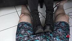 Haar Laarzen Op Mijn Pik En Ballen Rusten