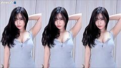 Азиатка с большими сиськами в корейском стиле дико танцует, показывая сиськи под короткой юбкой