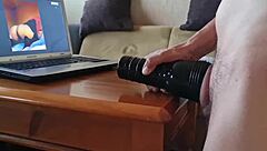 Dedicado a la mujer de mis sueños con mano en gran polla