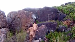 Passeio público com elas exibindo peitões naturais