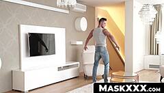 Gemaskerde kerels klaar om die sappige kut hard te raken