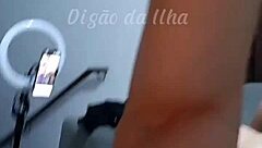 يا رجل، صديقتي المتجسة شاهدت الأحمر المنحني تركب صديقها بقوة وجنون!