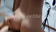 Caralho, minha namorada voyeur viu a ruiva peituda cavalgando o namorado loucamente!